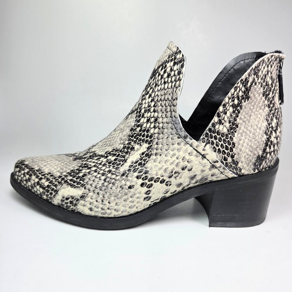 Blondo Eliza Waterproof Black‑Cream Leather Cutout Zip Ankle Bootie Sz 6.5